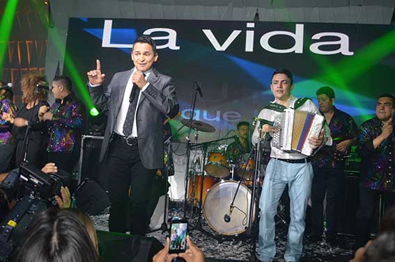 Los artistas intercalaron las canciones nuevas con su conocido repertorio durante el concierto de lanzamiento.